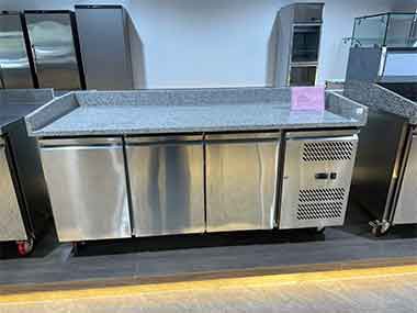 Наша комерційна кухонна холодильна система, представлена ​​в магазині